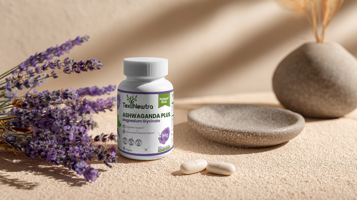 Mano sosteniendo una botella blanca de suplementos en un ambiente cálido y con luz tenue.