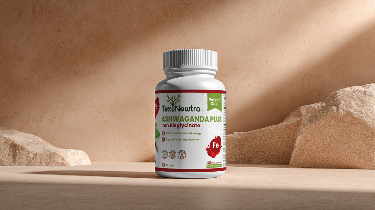 Mano sosteniendo una botella blanca de suplementos en un ambiente cálido y con luz tenue.